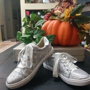 BETSEY JOHNSON TENNIS SHOES SIZE (8.5M)